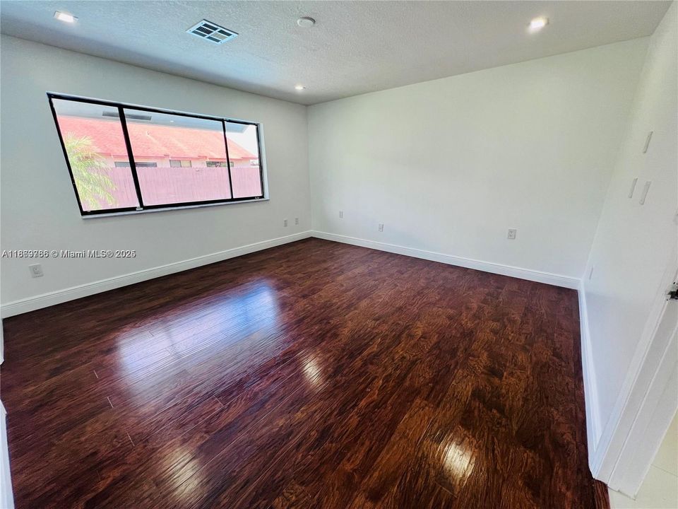 Недавно продано: $689,900 (4 спален, 3 ванн, 1563 Квадратных фут)