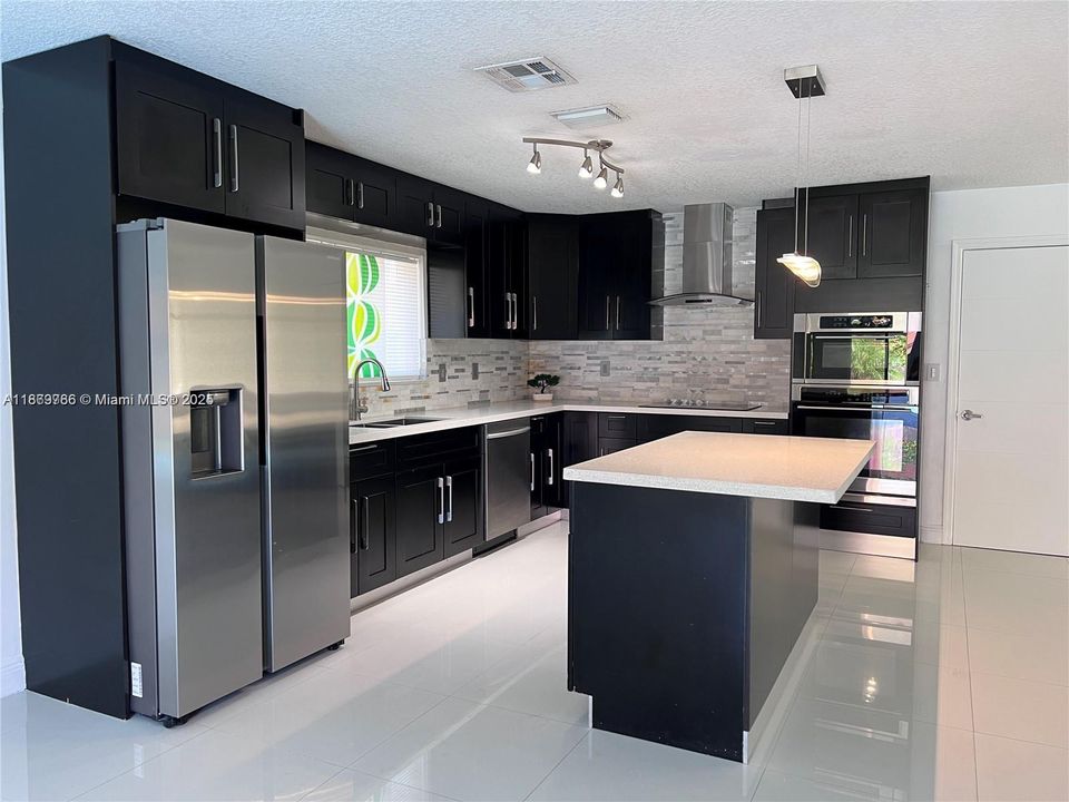 Недавно продано: $689,900 (4 спален, 3 ванн, 1563 Квадратных фут)