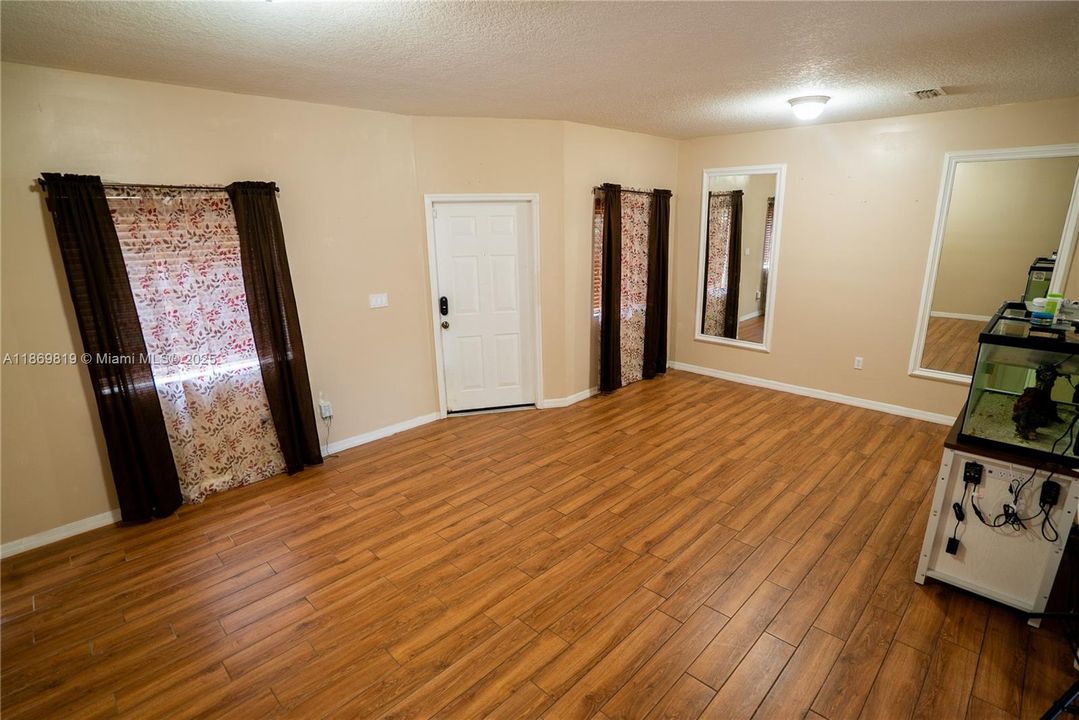 En Venta: $285,000 (3 camas, 2 baños, 1509 Pies cuadrados)