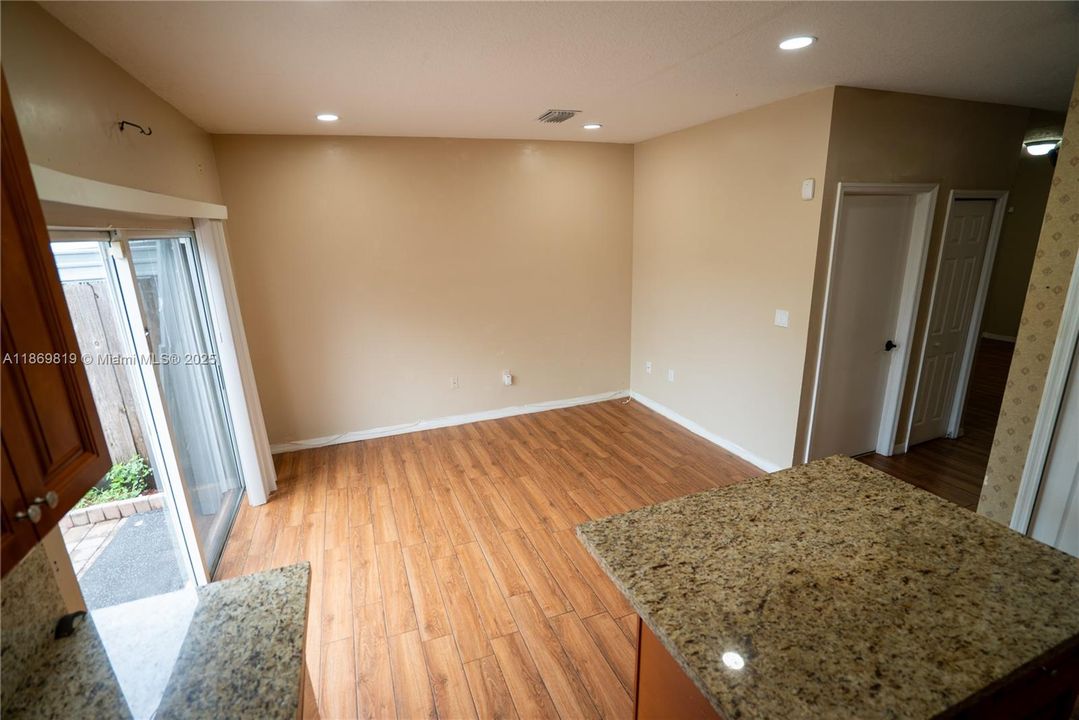 En Venta: $285,000 (3 camas, 2 baños, 1509 Pies cuadrados)