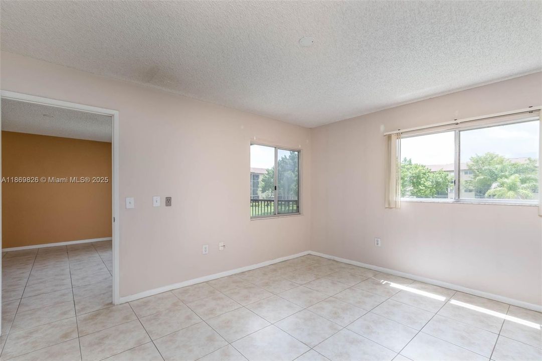 For Sale: $189,999 (2 beds, 1 baths, 1032 Square Feet)