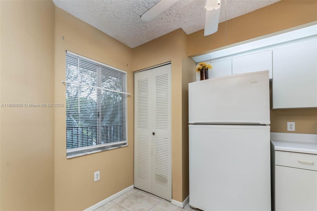 For Sale: $189,999 (2 beds, 1 baths, 1032 Square Feet)