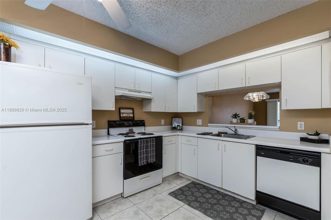 For Sale: $189,999 (2 beds, 1 baths, 1032 Square Feet)