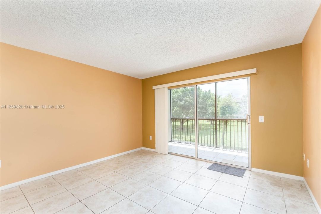 For Sale: $189,999 (2 beds, 1 baths, 1032 Square Feet)