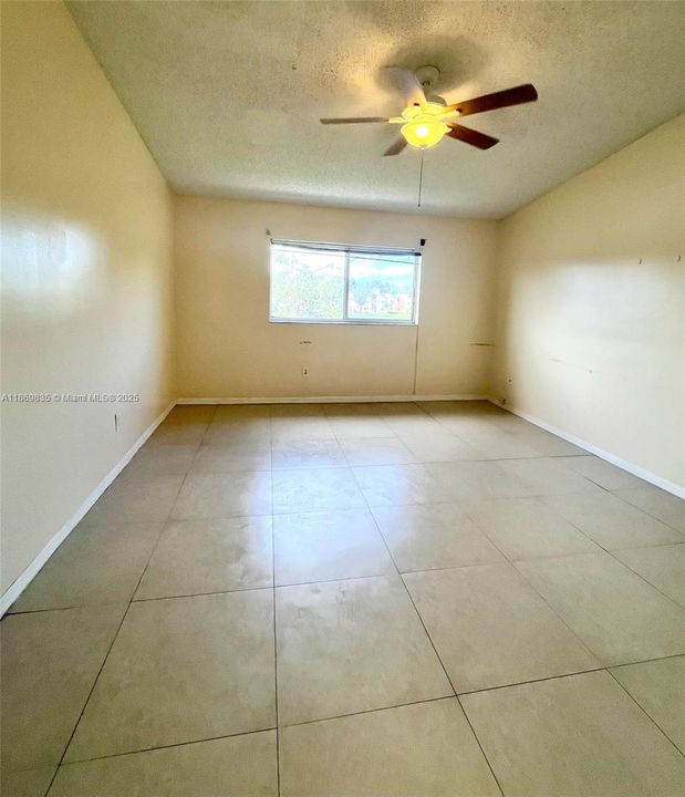 Active With Contract: $1,595 (1 beds, 1 baths, 725 Square Feet)