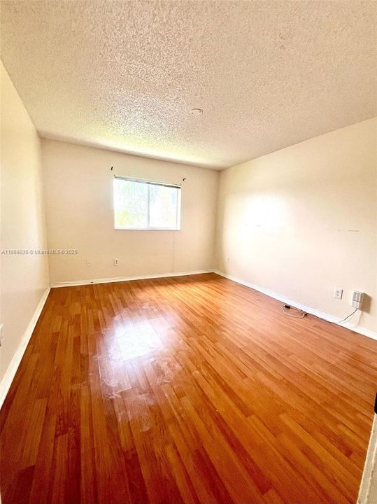 Active With Contract: $1,595 (1 beds, 1 baths, 725 Square Feet)