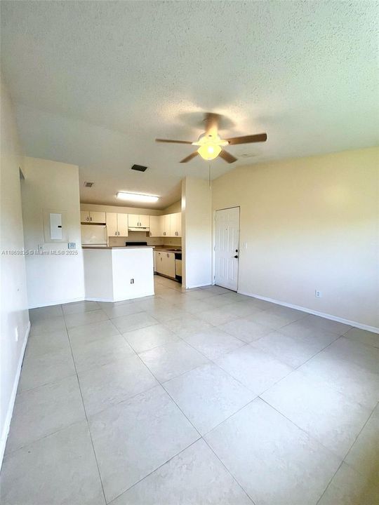 Active With Contract: $1,595 (1 beds, 1 baths, 725 Square Feet)