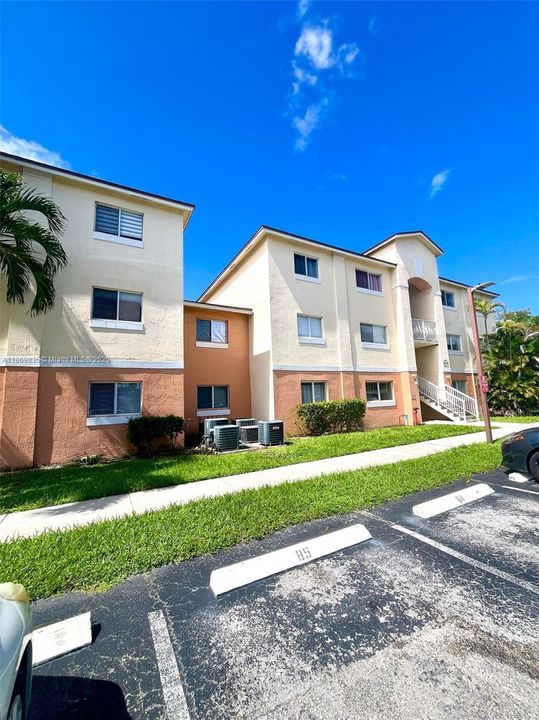 Active With Contract: $1,595 (1 beds, 1 baths, 725 Square Feet)