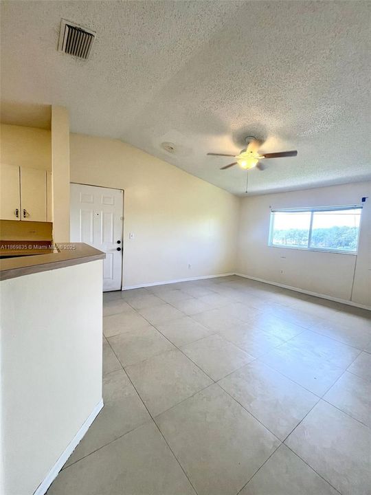 Active With Contract: $1,595 (1 beds, 1 baths, 725 Square Feet)