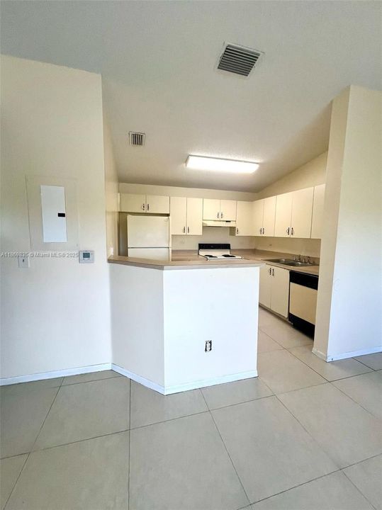 Active With Contract: $1,595 (1 beds, 1 baths, 725 Square Feet)
