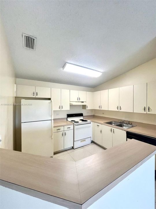 Active With Contract: $1,595 (1 beds, 1 baths, 725 Square Feet)