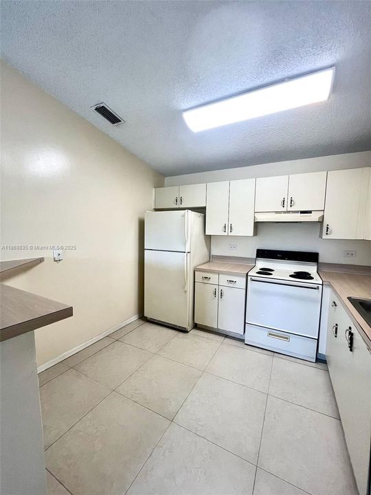 Active With Contract: $1,595 (1 beds, 1 baths, 725 Square Feet)
