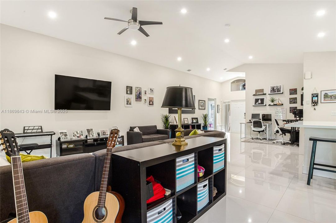 Active With Contract: $674,000 (2 beds, 2 baths, 1554 Square Feet)