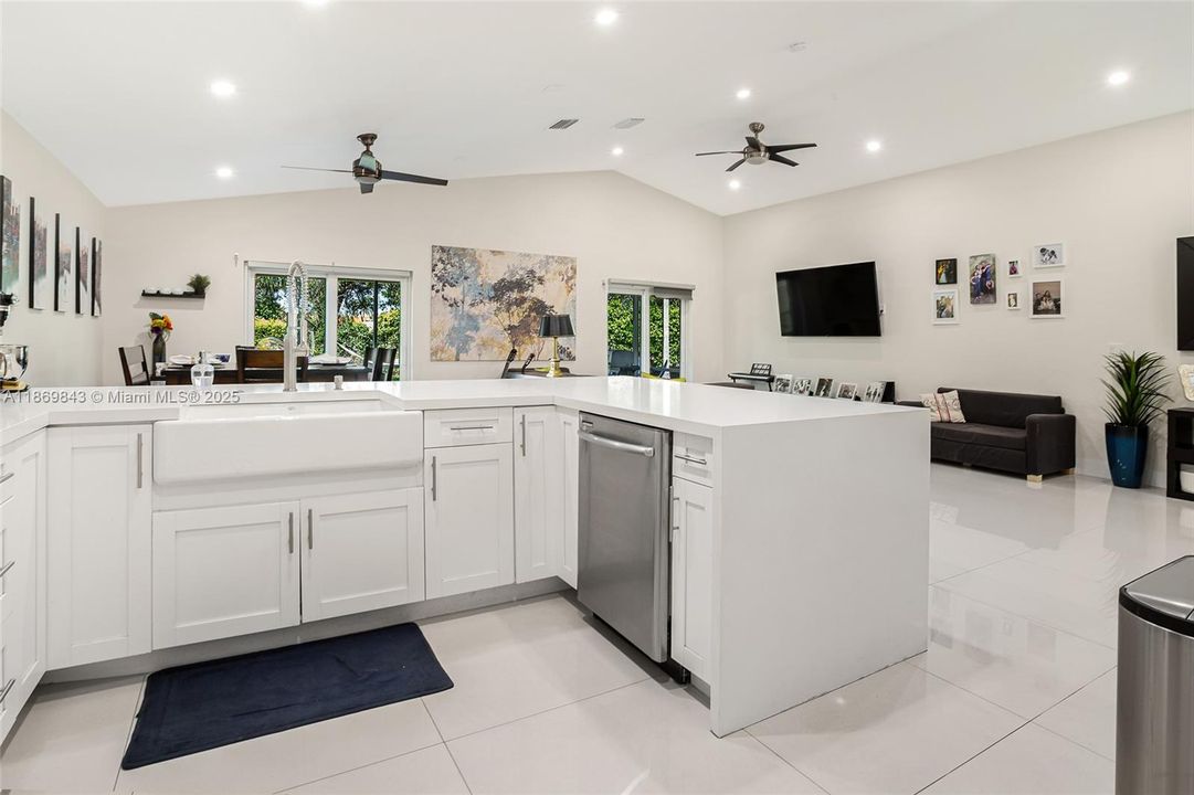 Active With Contract: $674,000 (2 beds, 2 baths, 1554 Square Feet)