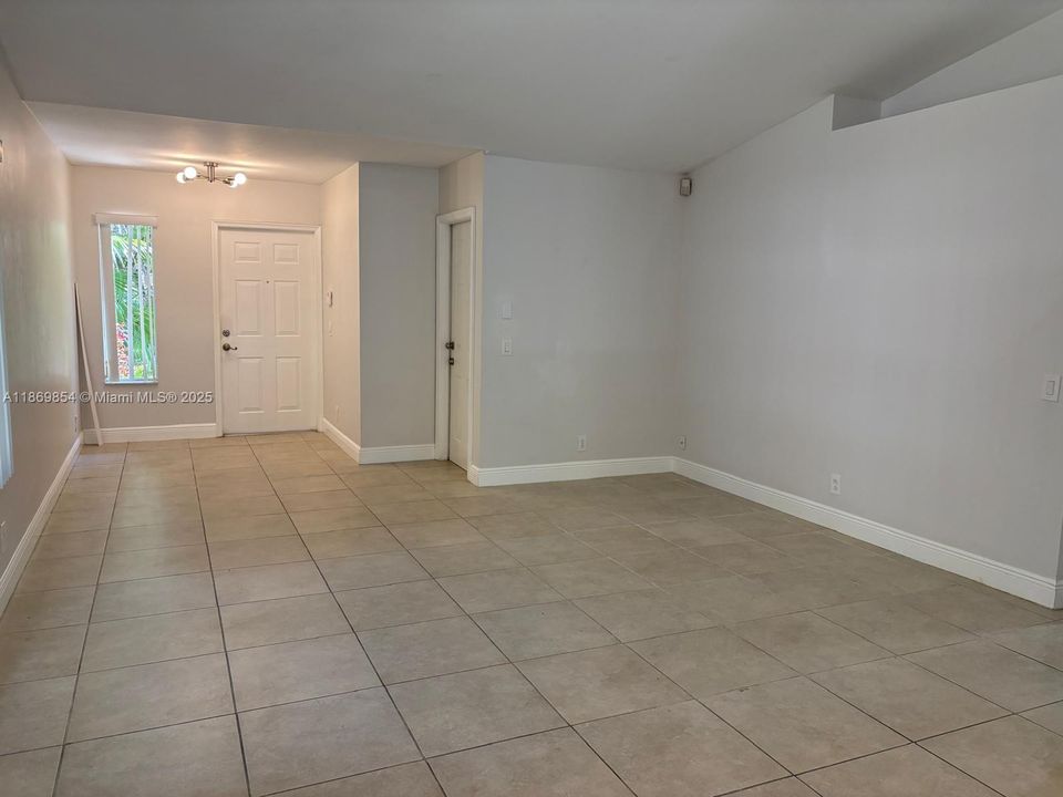 合同活跃: $695,000 (3 贝兹, 2 浴室, 1542 平方英尺)