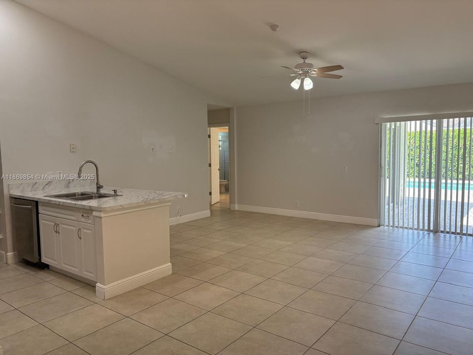 合同活跃: $695,000 (3 贝兹, 2 浴室, 1542 平方英尺)