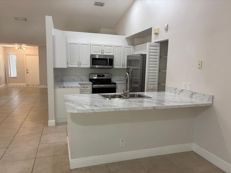 合同活跃: $695,000 (3 贝兹, 2 浴室, 1542 平方英尺)