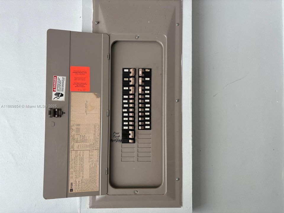 合同活跃: $695,000 (3 贝兹, 2 浴室, 1542 平方英尺)