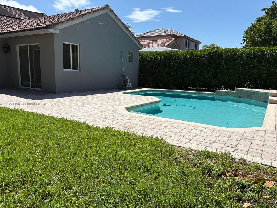 合同活跃: $695,000 (3 贝兹, 2 浴室, 1542 平方英尺)