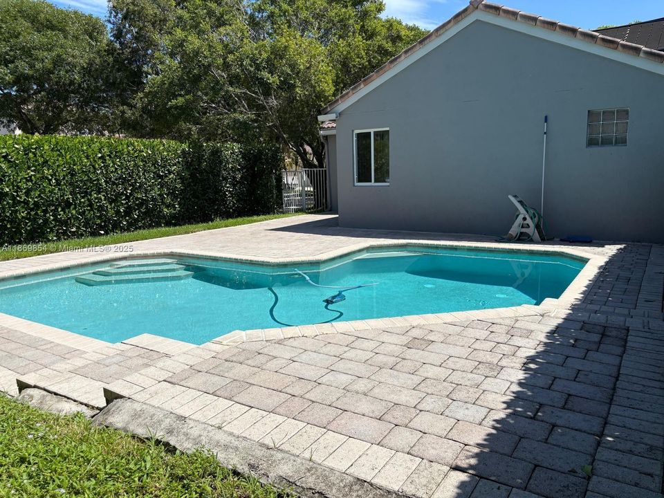 合同活跃: $695,000 (3 贝兹, 2 浴室, 1542 平方英尺)