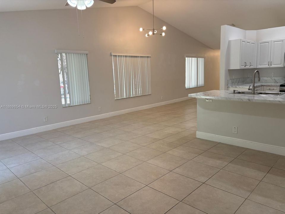 合同活跃: $695,000 (3 贝兹, 2 浴室, 1542 平方英尺)