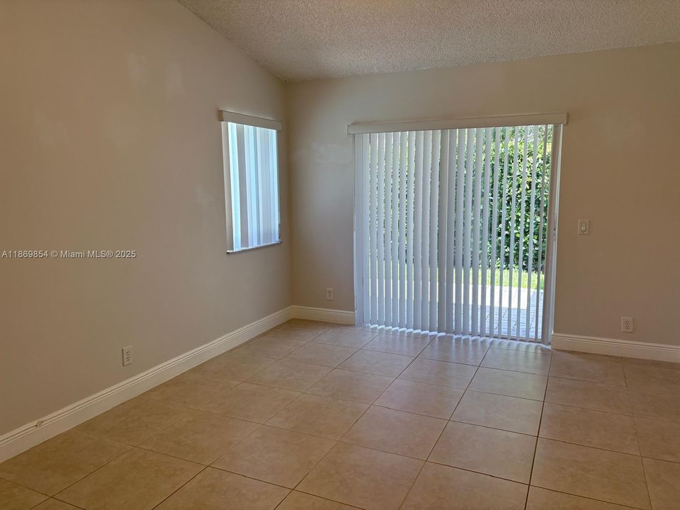 合同活跃: $695,000 (3 贝兹, 2 浴室, 1542 平方英尺)