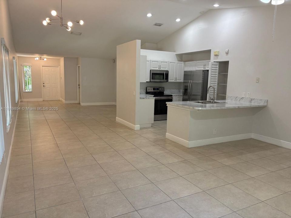 合同活跃: $695,000 (3 贝兹, 2 浴室, 1542 平方英尺)