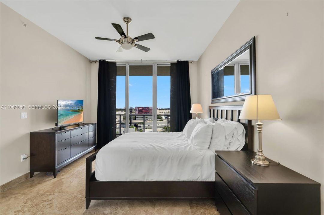 待售: $399,000 (1 贝兹, 1 浴室, 735 平方英尺)