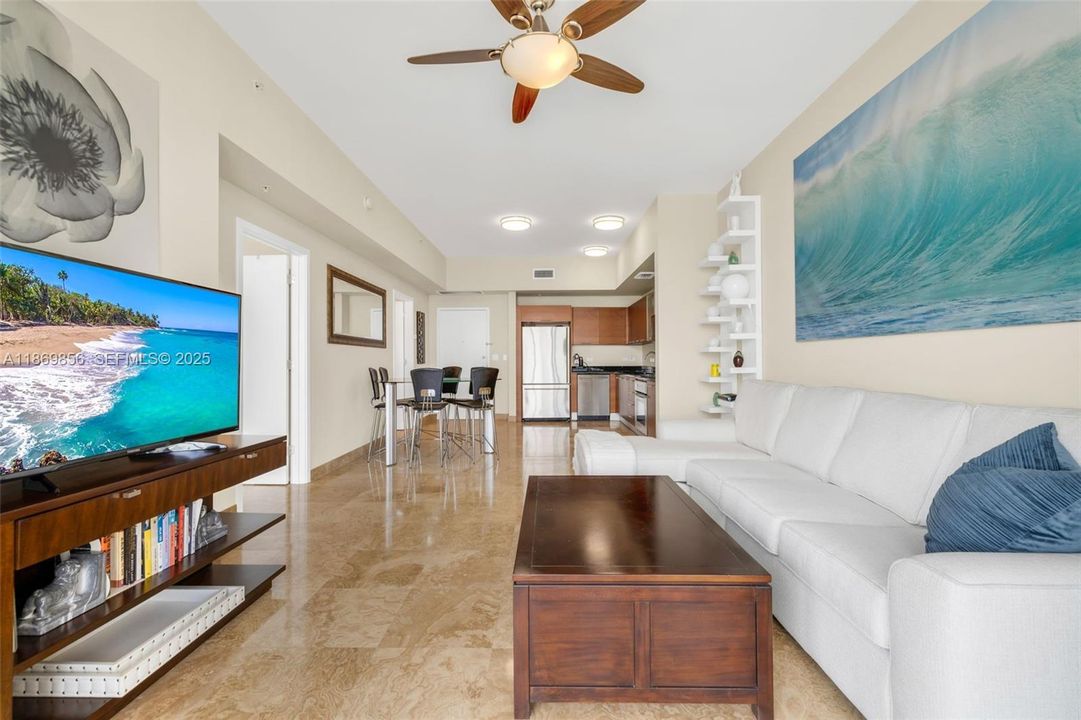 待售: $399,000 (1 贝兹, 1 浴室, 735 平方英尺)