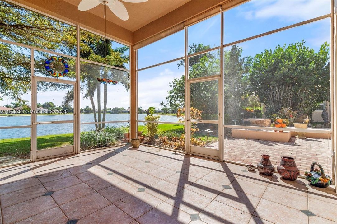 Activo con contrato: $9,950 (4 camas, 3 baños, 3293 Pies cuadrados)