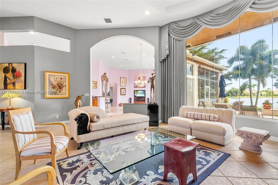 Activo con contrato: $9,950 (4 camas, 3 baños, 3293 Pies cuadrados)