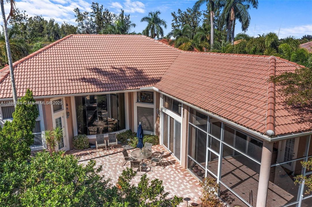 Activo con contrato: $9,950 (4 camas, 3 baños, 3293 Pies cuadrados)