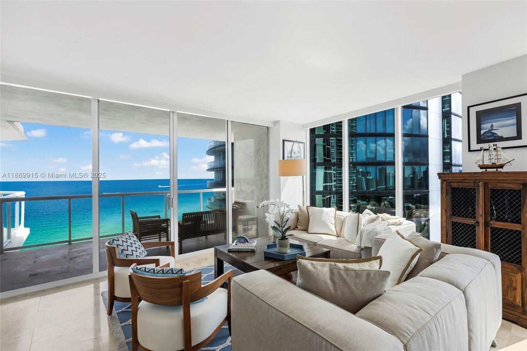 SPECTACULAR OCEAN VIEWS FROM MAIN BALCONY