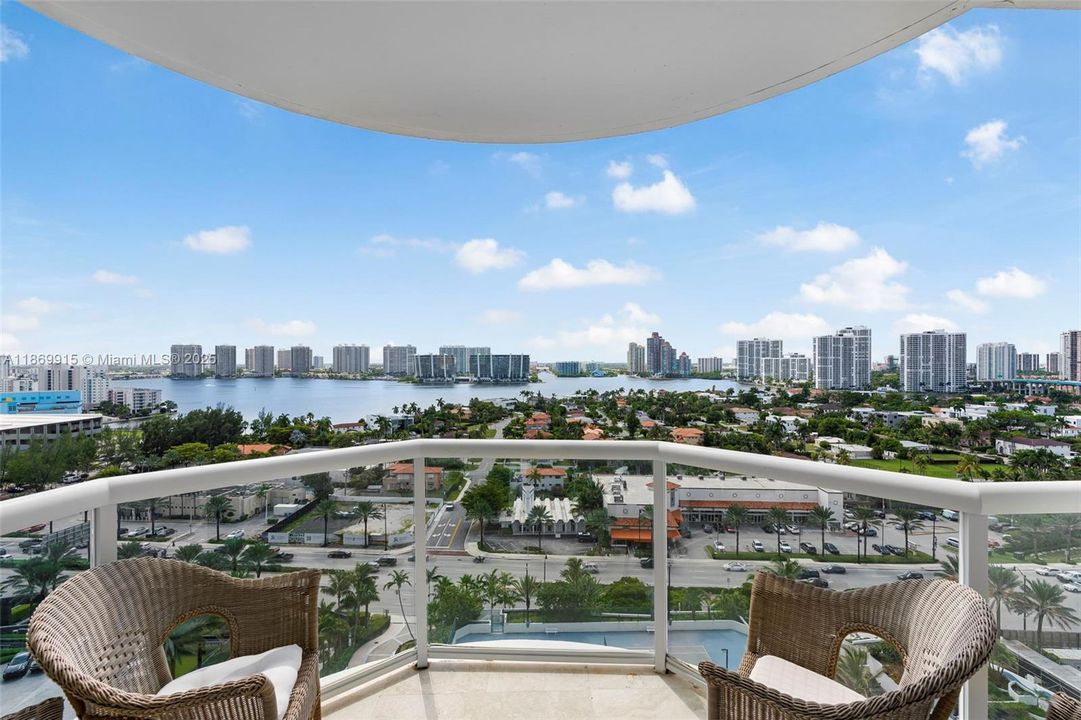 SECOND BALCONY WITH SPECTACULAR VIEWS.