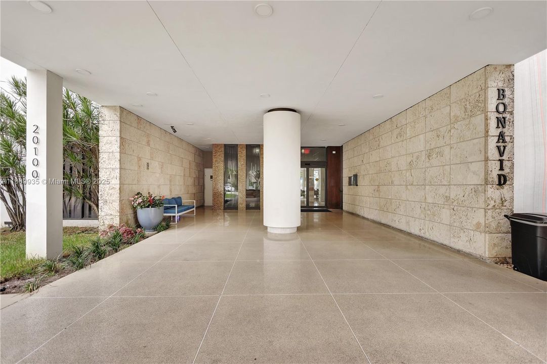 待售: $200,000 (1 贝兹, 1 浴室, 913 平方英尺)