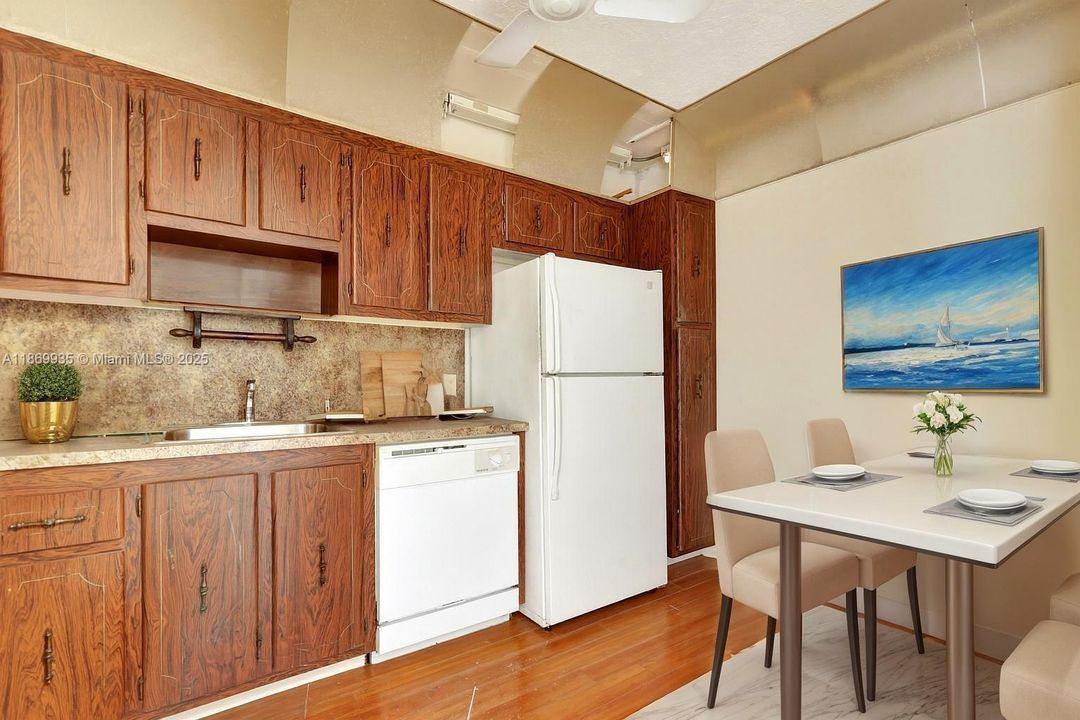 待售: $200,000 (1 贝兹, 1 浴室, 913 平方英尺)