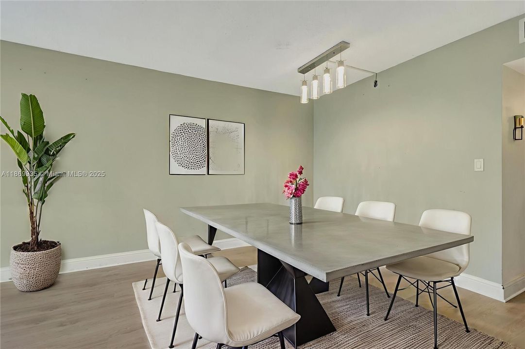 待售: $200,000 (1 贝兹, 1 浴室, 913 平方英尺)