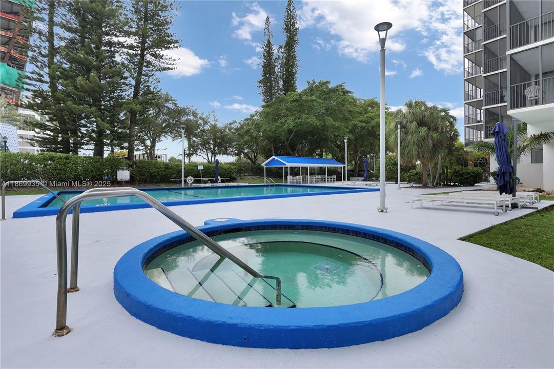 待售: $200,000 (1 贝兹, 1 浴室, 913 平方英尺)