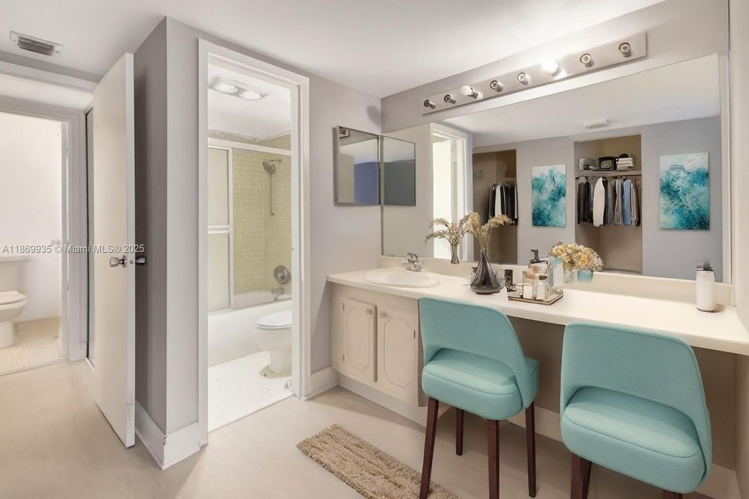 待售: $200,000 (1 贝兹, 1 浴室, 913 平方英尺)