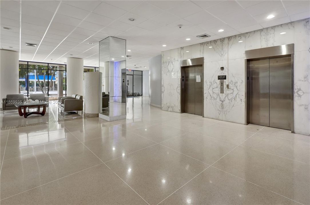 待售: $200,000 (1 贝兹, 1 浴室, 913 平方英尺)