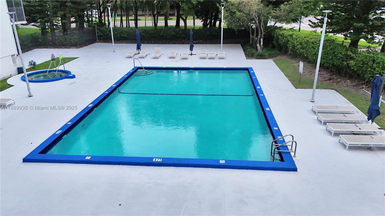 待售: $200,000 (1 贝兹, 1 浴室, 913 平方英尺)