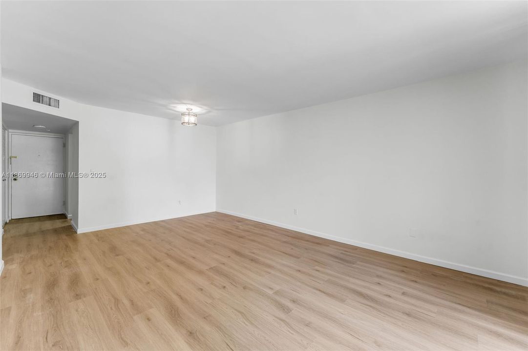 Activo con contrato: $1,800 (1 camas, 1 baños, 703 Pies cuadrados)