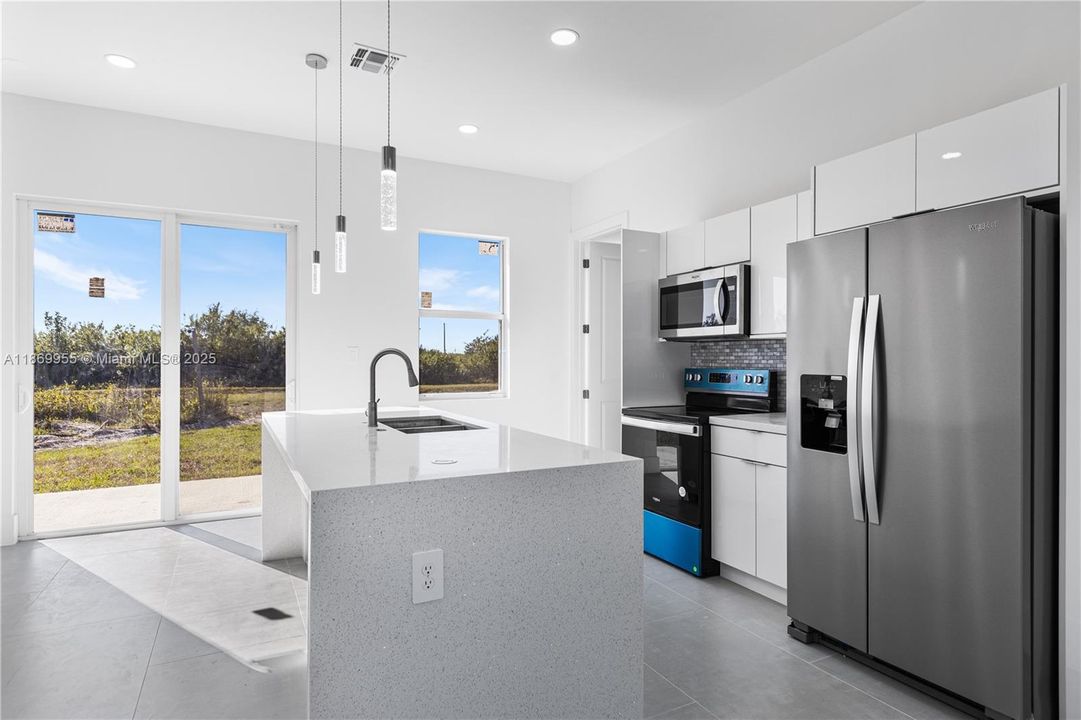 На продажу: $309,000 (3 спален, 3 ванн, 1050 Квадратных фут)