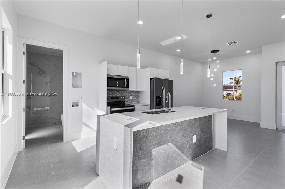 На продажу: $309,000 (3 спален, 3 ванн, 1050 Квадратных фут)