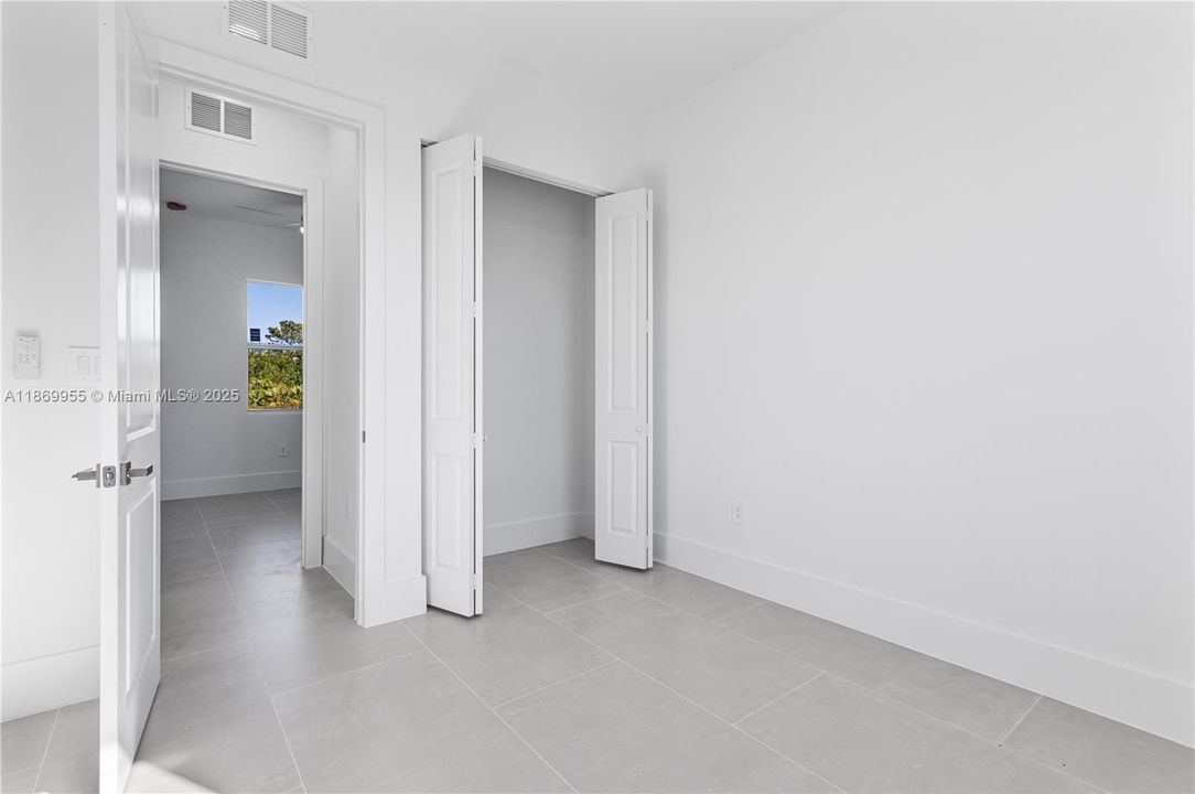 На продажу: $309,000 (3 спален, 3 ванн, 1050 Квадратных фут)