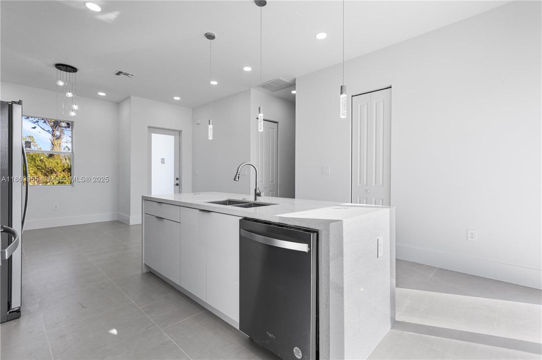 На продажу: $309,000 (3 спален, 3 ванн, 1050 Квадратных фут)