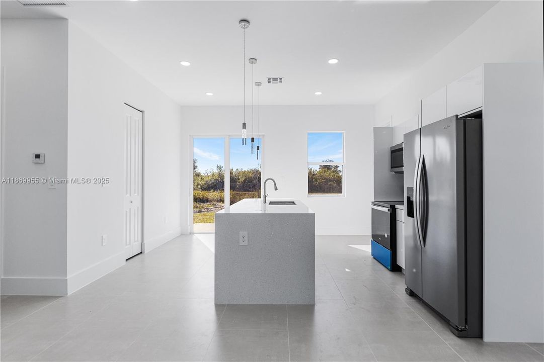 На продажу: $309,000 (3 спален, 3 ванн, 1050 Квадратных фут)