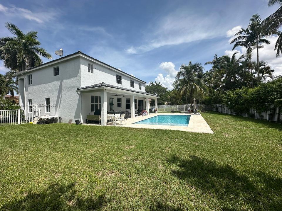 В аренду: $8,200 (6 спален, 4 ванн, 3292 Квадратных фут)