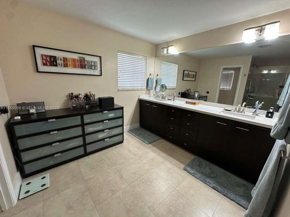 В аренду: $8,200 (6 спален, 4 ванн, 3292 Квадратных фут)