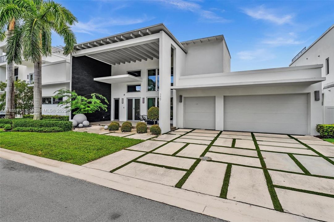 For Sale: $2,800,000 (5 beds, 6 baths, 3638 Square Feet)